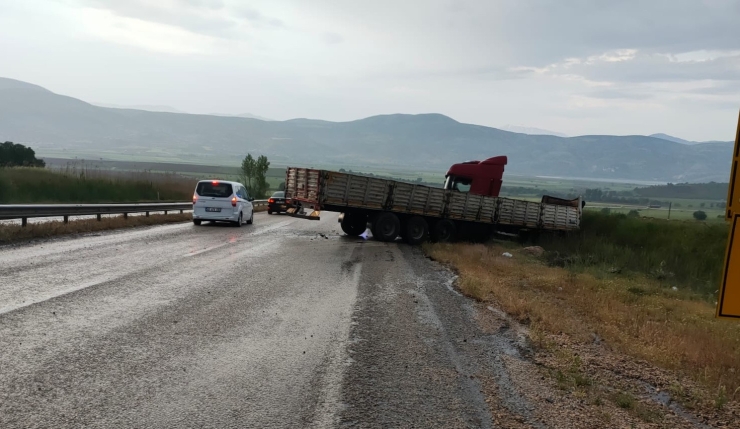 Gölbaşı İlçesinde Tır Şarampole Girdi: 1 Yaralı