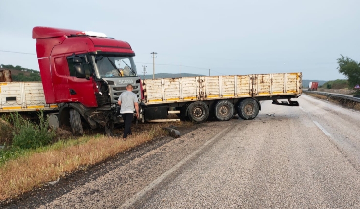 Gölbaşı İlçesinde Tır Şarampole Girdi: 1 Yaralı