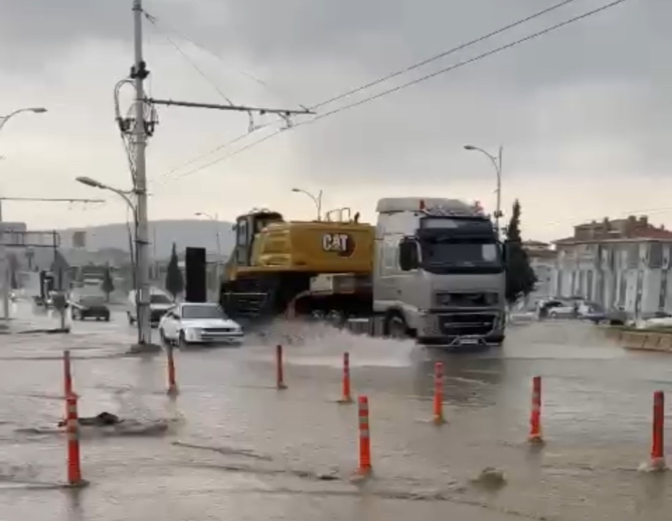 Malatya’da Sağanak Etkili Oldu Yollar Göle Döndü