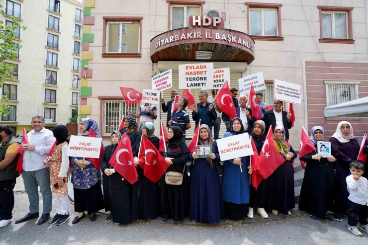 Bakan Tekin’den Diyarbakır Annelerine Ziyaret