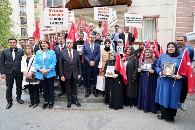 Bakan Tekin’den Diyarbakır Annelerine Ziyaret