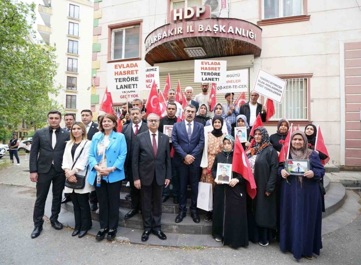 Bakan Tekin’den Diyarbakır Annelerine Ziyaret