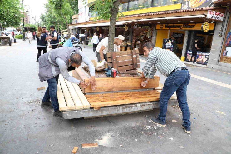 Gazi Caddesi Bankları Yenilendi