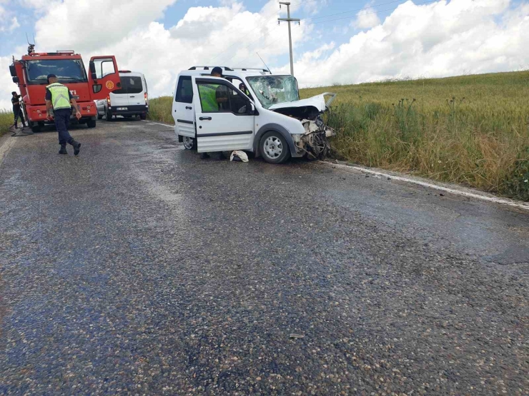 Diyarbakır’da Otomobil İle Hafif Ticari Araç Çarpıştı: 2 Yaralı