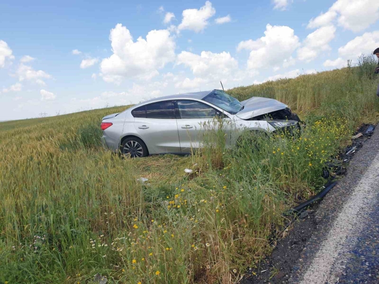 Diyarbakır’da Otomobil İle Hafif Ticari Araç Çarpıştı: 2 Yaralı