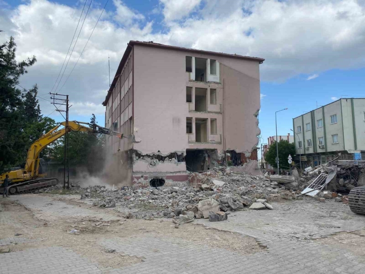 Depremde Ağır Hasar Alan 56 Yıllık Kaymakamlık Binası Birkaç Darbeyle Yıkıldı