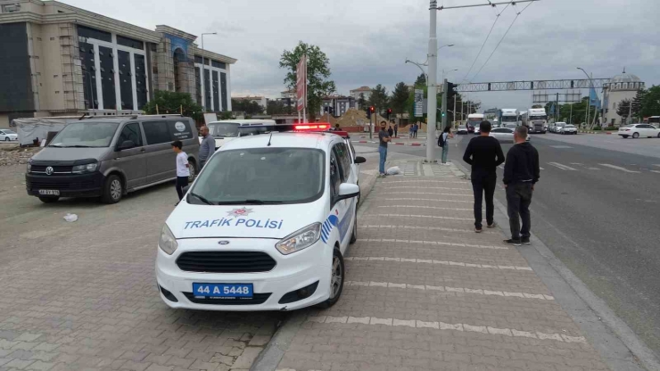 Malatya’da Otomobil Yayalara Çarptı: 2 Yaralı