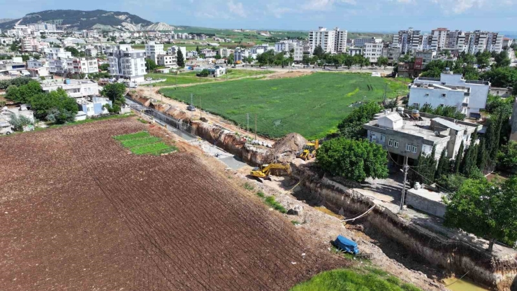 Kanalizasyon Ve Yağmur Suyu Menfez Çalışmaları Sürüyor