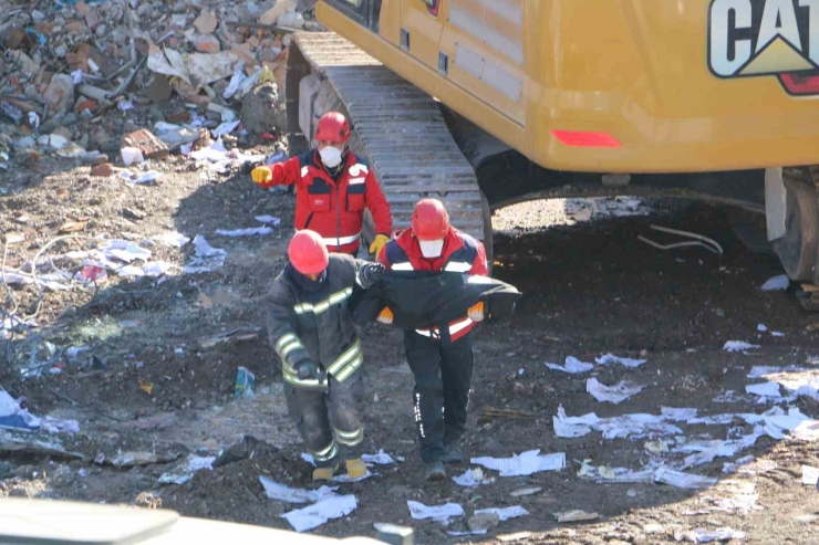 Depremde 100 Kişinin Hayatını Kaybettiği Hisami Apartmanı Davasına Devam Edildi