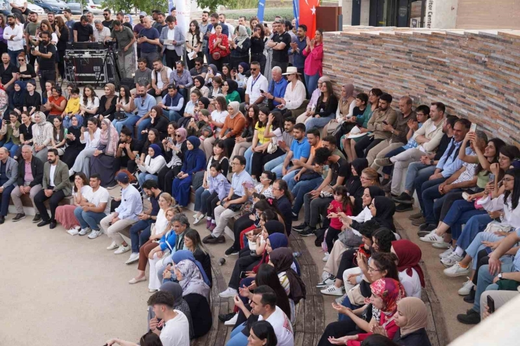 Göbeklitepe’de Ziyaretçiler Haidouti Orkestrası Eşliğinde Halay Çekerek Eğlendi