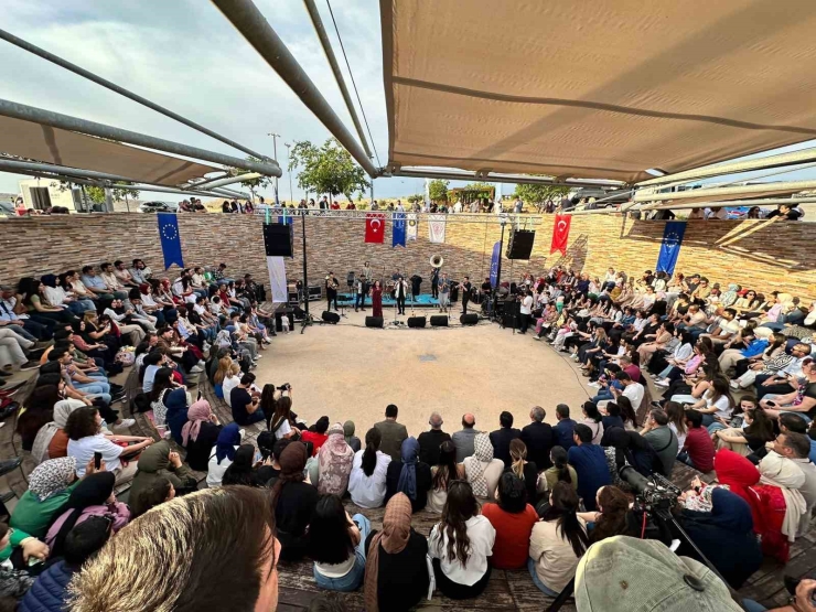 Göbeklitepe’de Ziyaretçiler Haidouti Orkestrası Eşliğinde Halay Çekerek Eğlendi