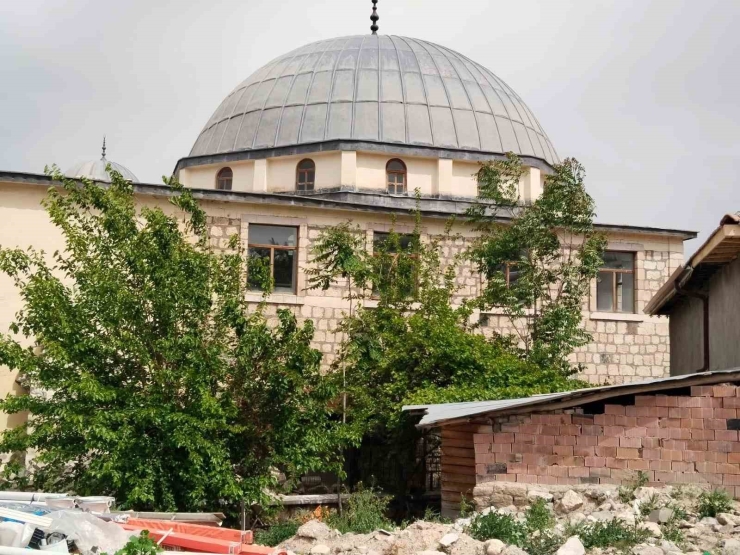 Depremde Hasar Alan Tarihi Cami Ayağa Kaldırılıyor