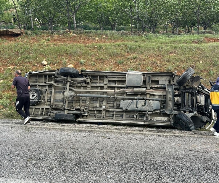 Yolcu Minibüsü Devrildi: 12 Yaralı