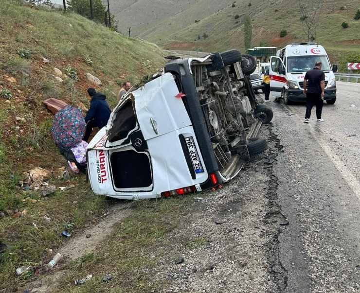 Yolcu Minibüsü Devrildi: 12 Yaralı