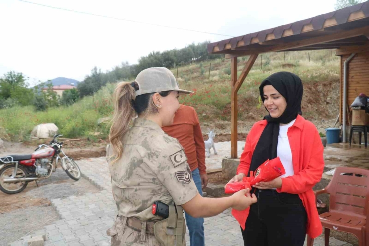 Jandarmadan Şehit Anneleri Ve Eşlerine ’anneler Günü’ Sürprizi