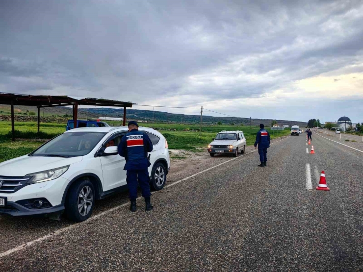 Jandarmadan Huzurlu Sokaklar Uygulaması: 128 Aranan Şahıs Yakalandı