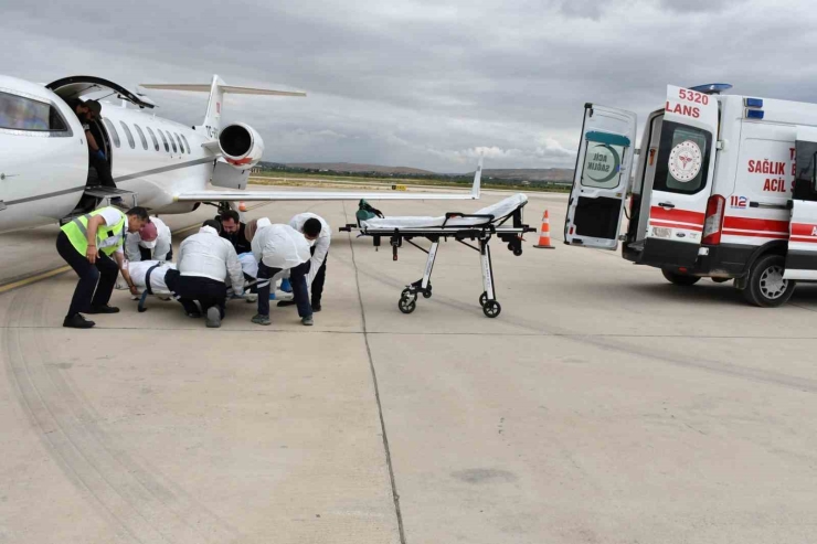 Umre’de Rahatsızlanan Vatandaş Ambulans Uçakla Yurda Getirildi