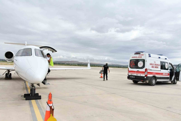 Umre’de Rahatsızlanan Vatandaş Ambulans Uçakla Yurda Getirildi