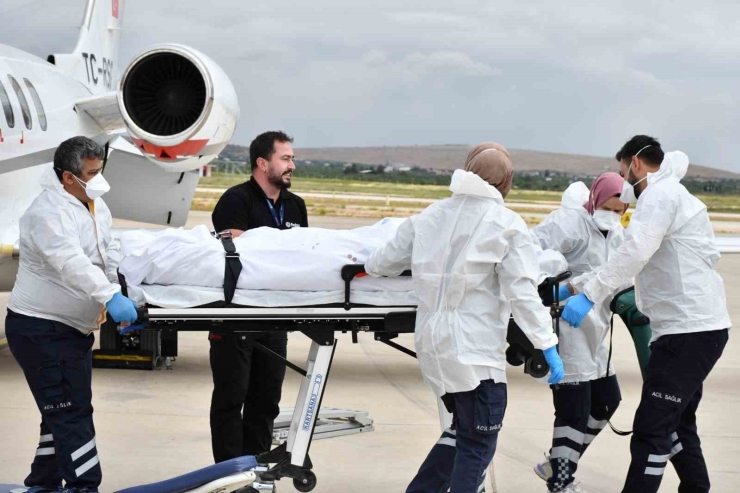 Umre’de Rahatsızlanan Vatandaş Ambulans Uçakla Yurda Getirildi