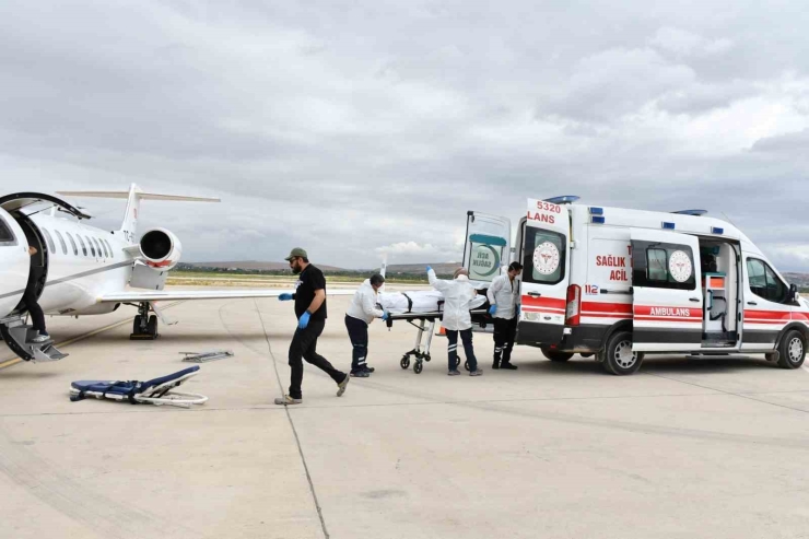 Umre’de Rahatsızlanan Vatandaş Ambulans Uçakla Yurda Getirildi