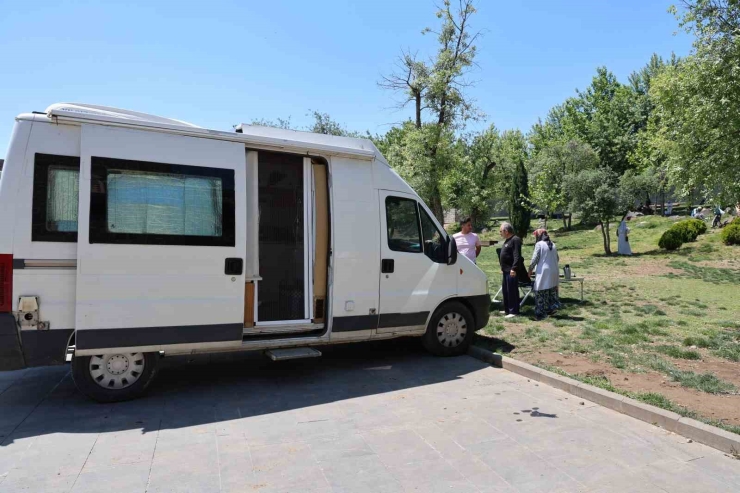 70 Yaşındaki Çift Karavanla Türkiye Turunda