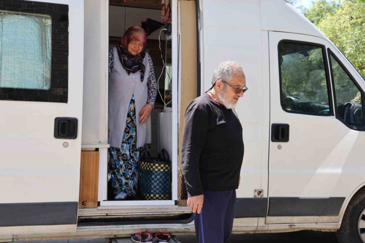 70 Yaşındaki Çift Karavanla Türkiye Turunda