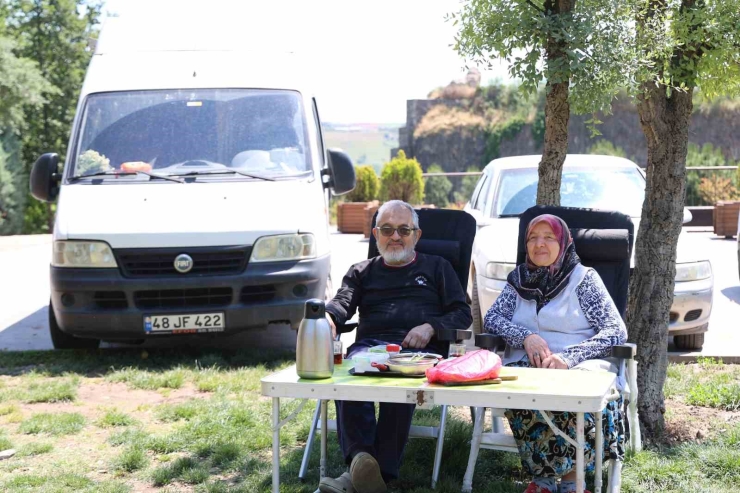 70 Yaşındaki Çift Karavanla Türkiye Turunda