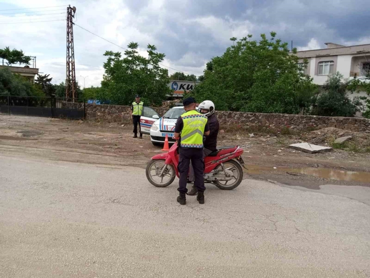 Jandarma Okul Servis Araçları Ve Motosiklet Sürücülerini Denetledi