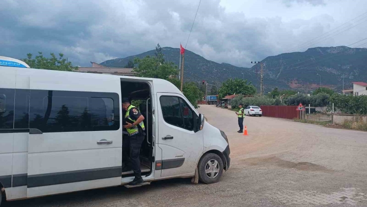 Jandarma Okul Servis Araçları Ve Motosiklet Sürücülerini Denetledi