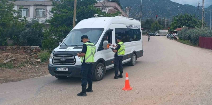 Jandarma Okul Servis Araçları Ve Motosiklet Sürücülerini Denetledi