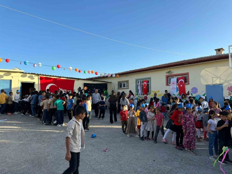 Köy Okulundaki Öğrenciler ‘gökyüzü Gözlem Ve Bilim Şenliği’ Etkinliğinde Buluştu