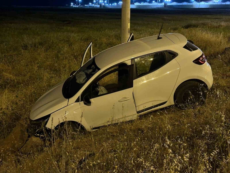 Kontrolden Çıkan Otomobil Karşı Şeride Geçip Şarampole Yuvarlandı: 3 Yaralı