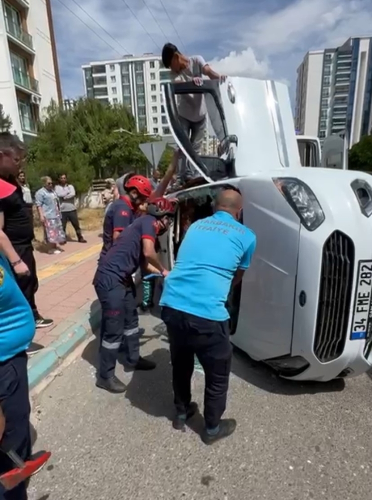 Kazada Otomobilde Sıkışan Şahıs İtfaiye Ekiplerince Çıkartıldı