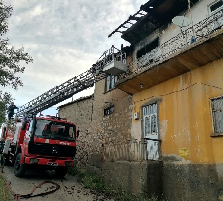 Malatya’da Ev Yangını, 2 Kişi Dumandan Etkilendi