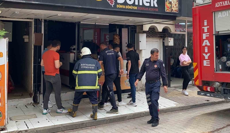 İş Yerinde Çıkan Yangında 2 Kişi Dumandan Etkilendi