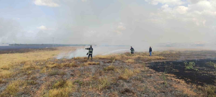 Biçerdöver Hasat Yaparken Sıçrayan Kıvılcımlar Tarlayı Küle Çevirdi