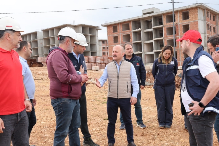 Vali Varol, Deprem Konutlarında İncelemeler Yaptı