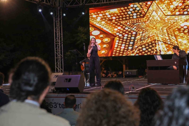 Ünlü Sanatçı Naz Ölçal Gkv Festivalinde Sahne Aldı