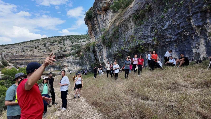 Siverek’in Doğa Harikası Takoran Vadisi’nde Doğa Yürüyüşü Yapıldı