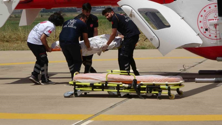 Uyluk Kemiği Kırılan 90 Yaşındaki Hasta Ambulans Helikopter İle Hastaneye Sevk Edildi