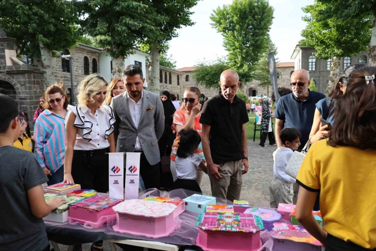 Tarihin Sıfır Noktası Atfedilen Mekanda Çocukların Yüzlerce Eseri, Yine Çocukların Melodileri Eşliğinde Sunuldu