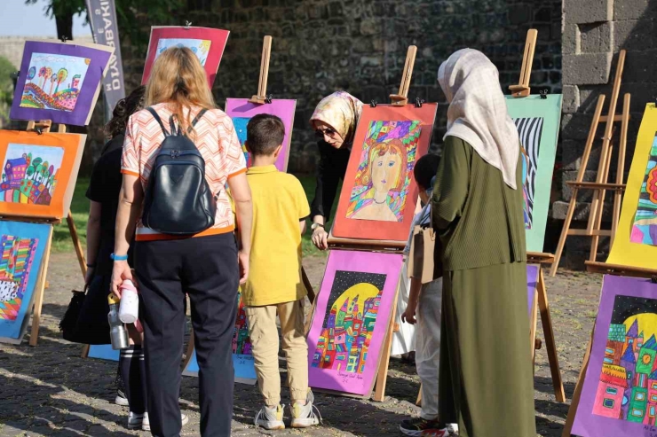 Tarihin Sıfır Noktası Atfedilen Mekanda Çocukların Yüzlerce Eseri, Yine Çocukların Melodileri Eşliğinde Sunuldu