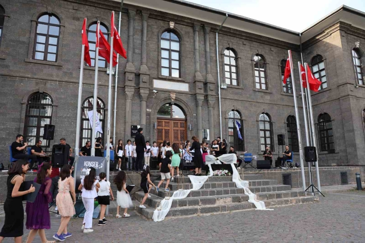 Tarihin Sıfır Noktası Atfedilen Mekanda Çocukların Yüzlerce Eseri, Yine Çocukların Melodileri Eşliğinde Sunuldu