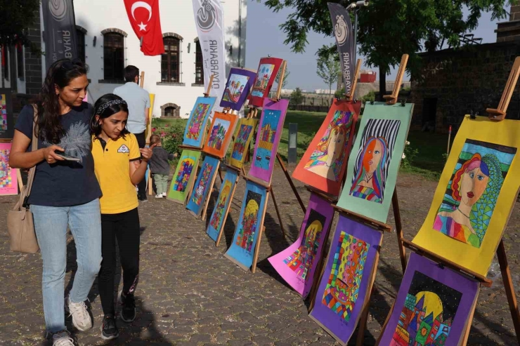 Tarihin Sıfır Noktası Atfedilen Mekanda Çocukların Yüzlerce Eseri, Yine Çocukların Melodileri Eşliğinde Sunuldu