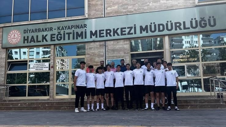 Kayapınar Halk Eğitimi Merkezi İlk 10’a Girdi