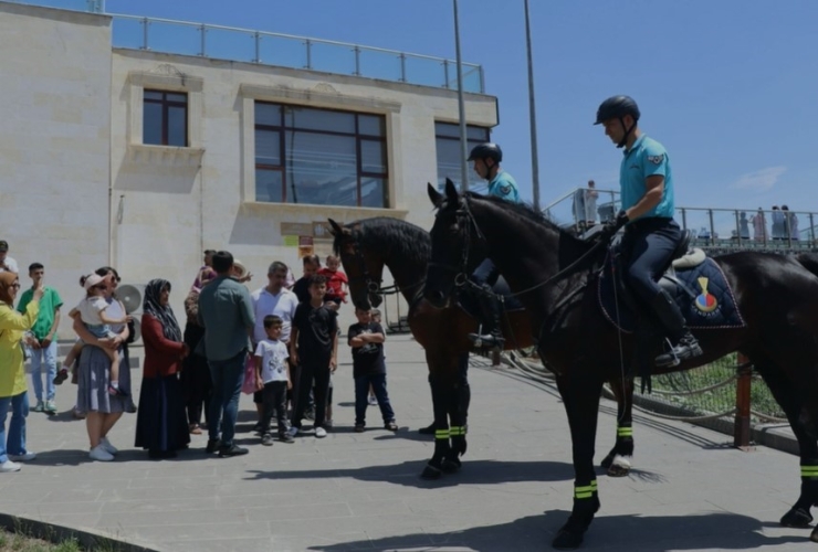 Atlı Jandarma Birlikleri Turistik Yerlerde Devriye Görevi İcra Etti