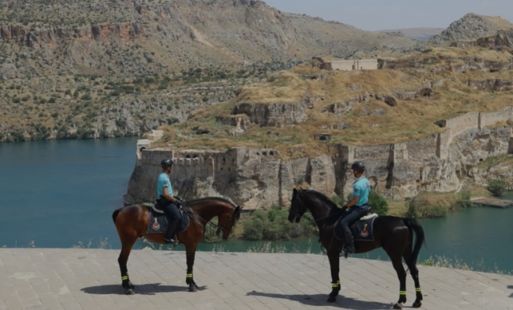 Atlı Jandarma Birlikleri Turistik Yerlerde Devriye Görevi İcra Etti