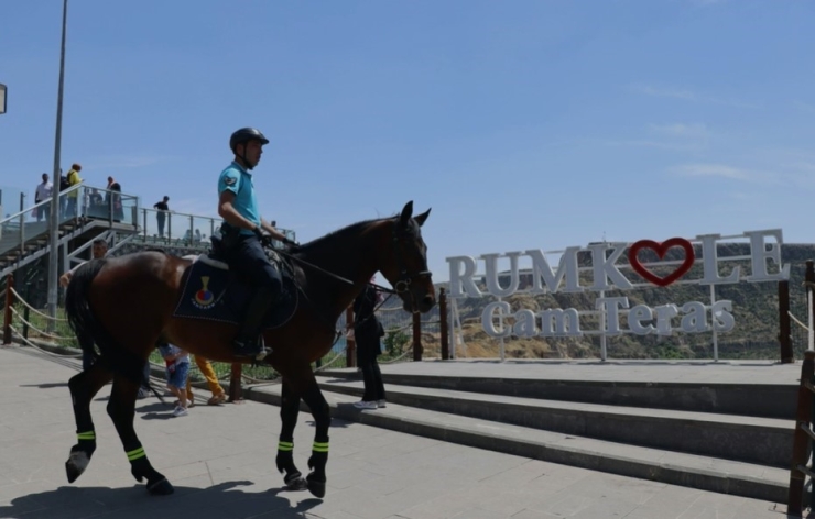 Atlı Jandarma Birlikleri Turistik Yerlerde Devriye Görevi İcra Etti