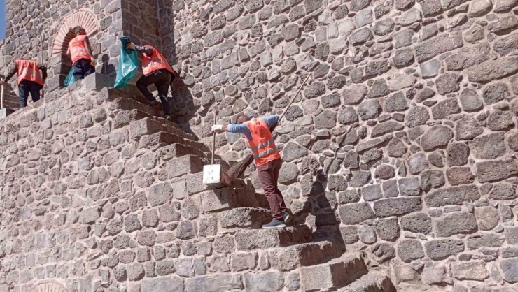 Tarihi Surlarda Temizlik Çalışması Sürüyor