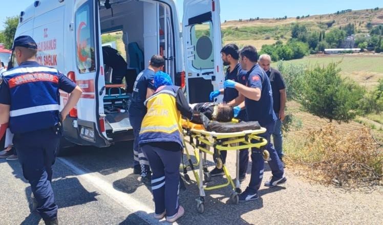 Otomobil Şarampole Yuvarlandı: 3 Yaralı